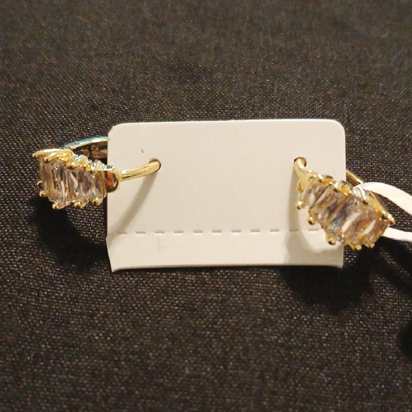 Jewelry - Elegant 18kgf over brass Women's hoop earrings.